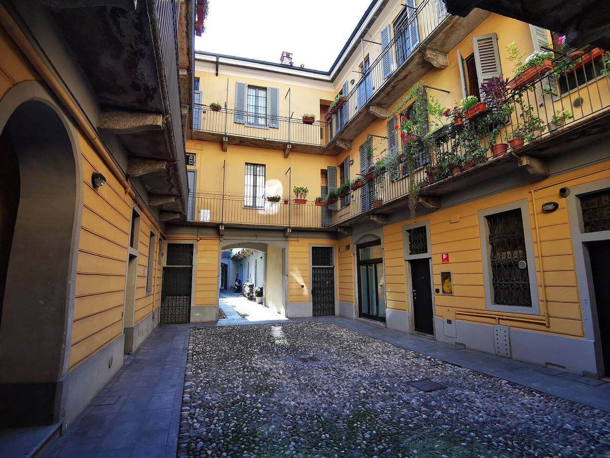 Il cortile di una casa di ringhiera in corso San Gottardo 22, a Milano