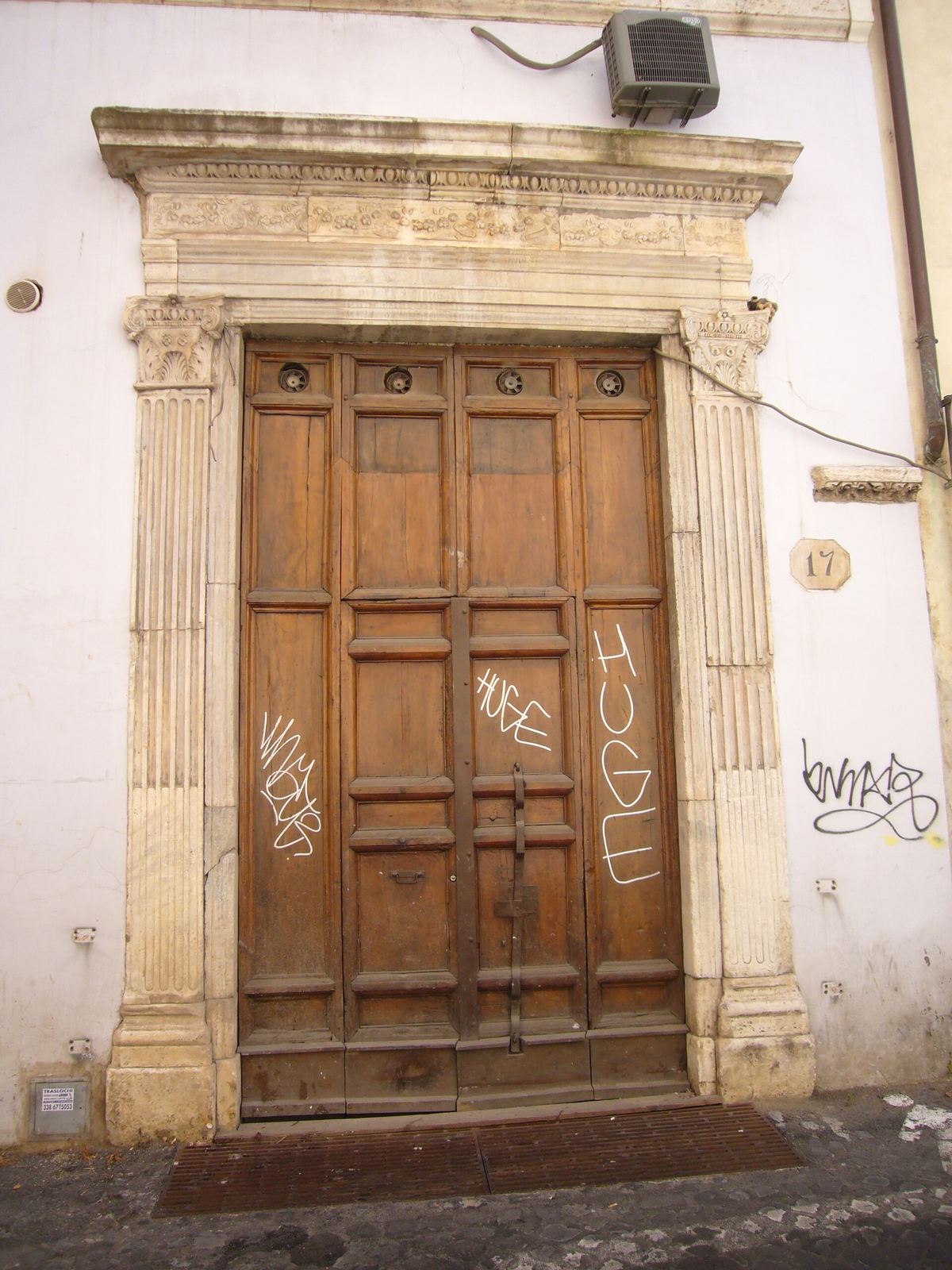 Un portone di legno in via degli Specchi, a Roma